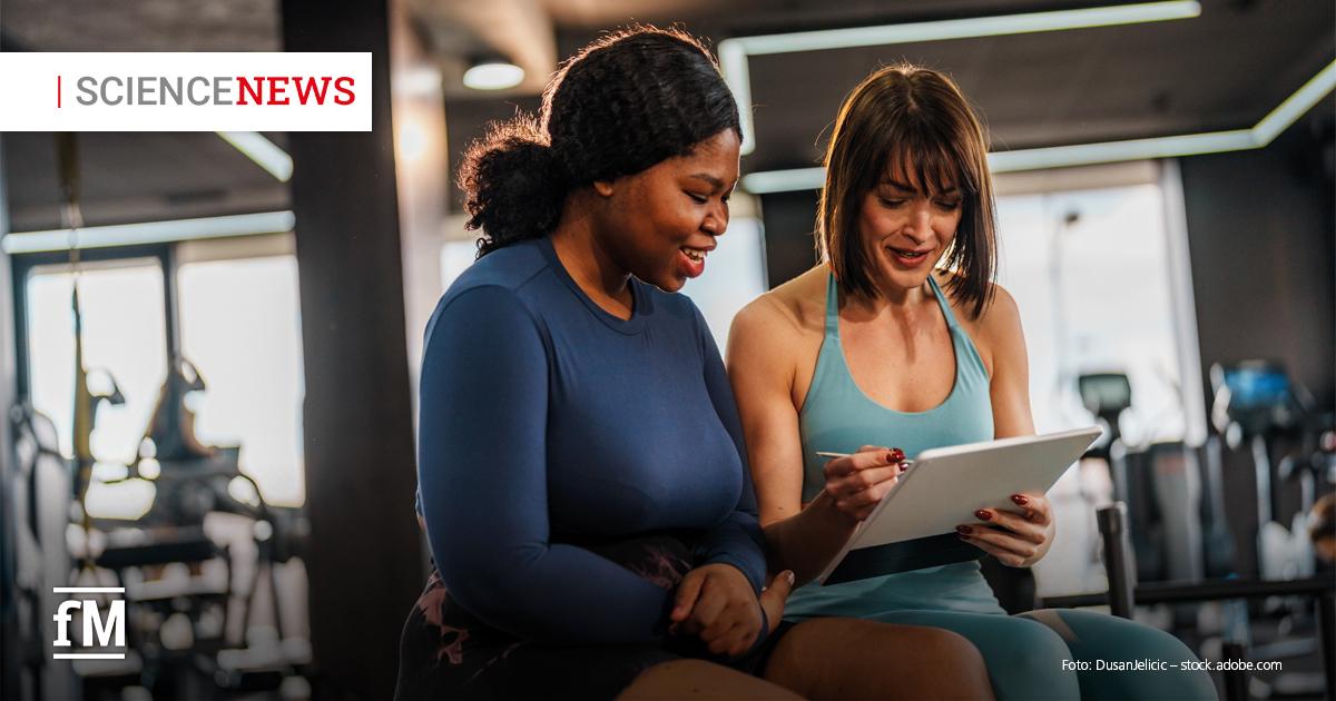 Science News Erfolgsfaktor Betreuung Eine Trainerin begleitet eine Trainierende beim Krafttraining und demonstriert eine hochwertige Betreuung im Fitnessstudio.