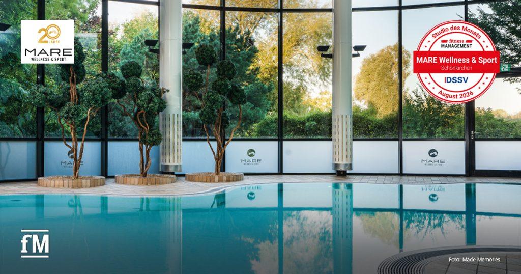 Innenpool des MARE Wellness & Sport mit großen Fensterfronten und Jubiläumslogo.