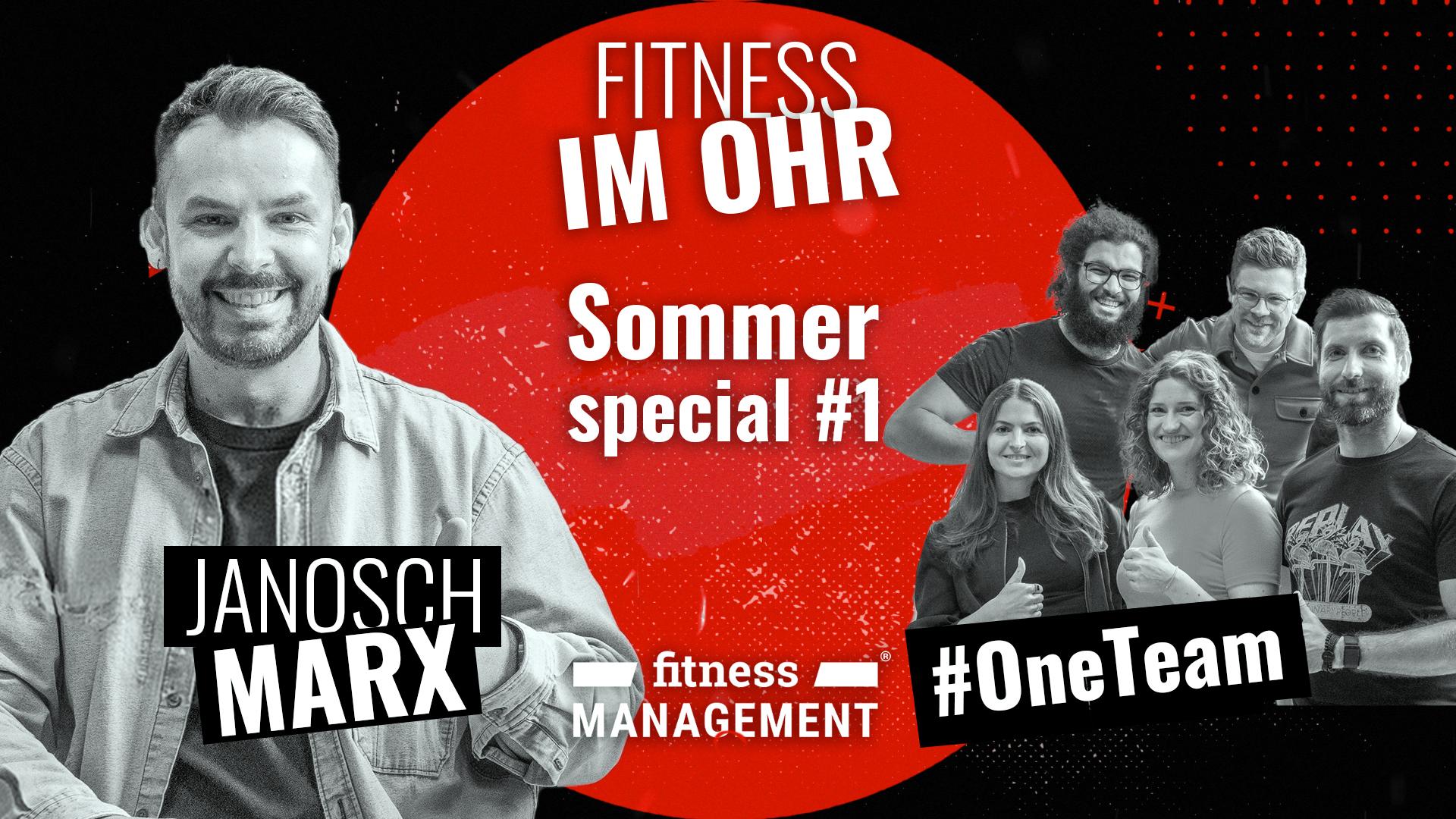 Janosch Marx und fünf Teammitglieder vor roter Grafik zum Sommerspecial von „Fitness im Ohr“.