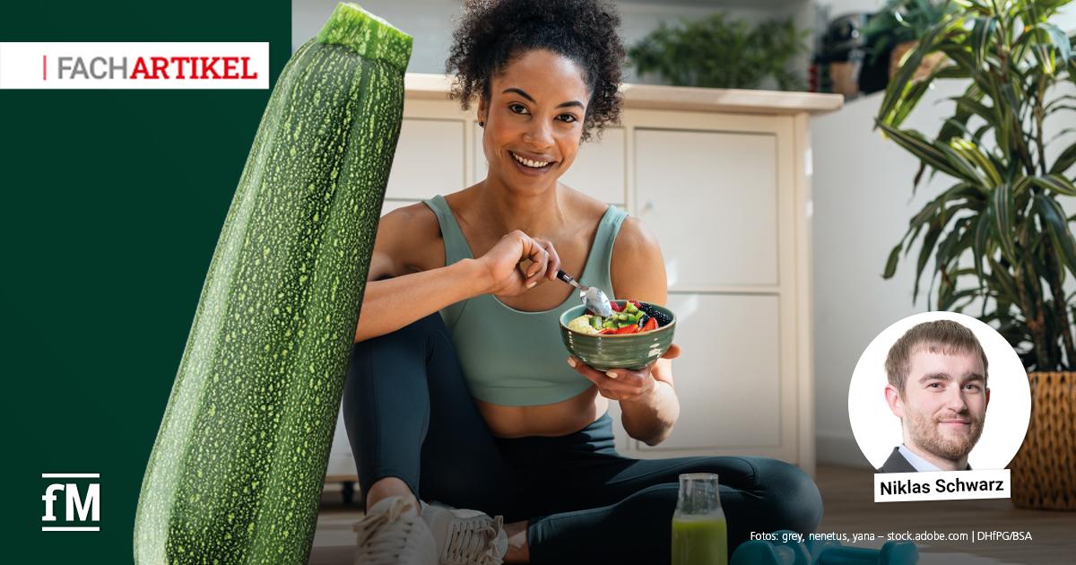 Vegane Ernährung im Kraftsport Sportliche Person bereitet eine vegane Mahlzeit mit Gemüse, Hülsenfrüchten und Getreide zu.