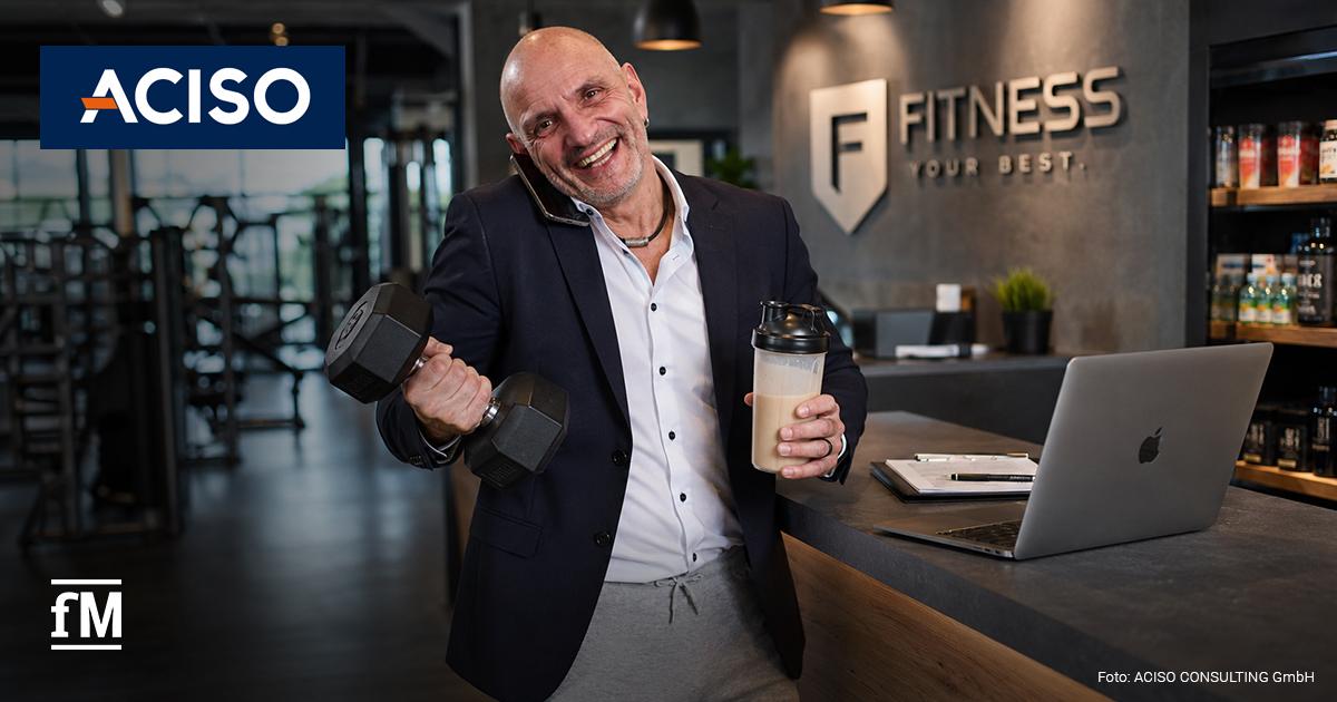 ACISO-Netzwerktreffen Herbst 2026 ann in einem Fitnessstudio hält eine Hantel und einen Shaker vor einem Tresen