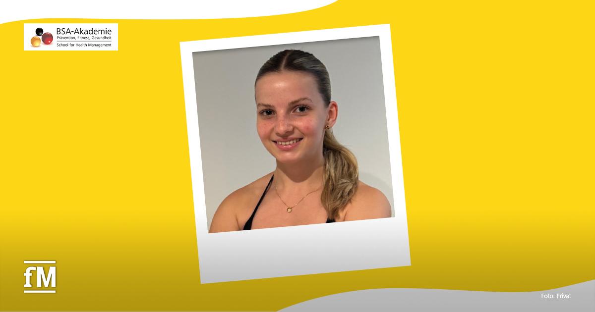 BSA-Akademie Sophie Gunzelmann Porträt von Sophie Gunzelmann vor grauem Hintergrund auf einer gelben BSA-Akademie-Grafik.
