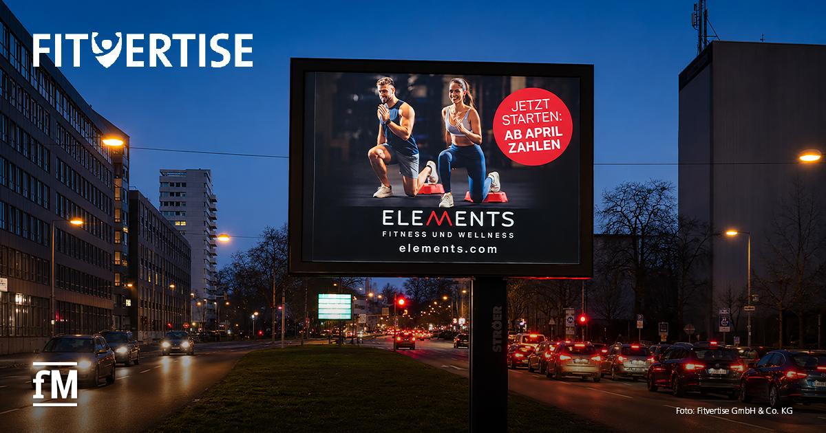 Advertorial fitvertise Außenwerbung Großplakat an einer mehrspurigen Straße bei Nacht.
