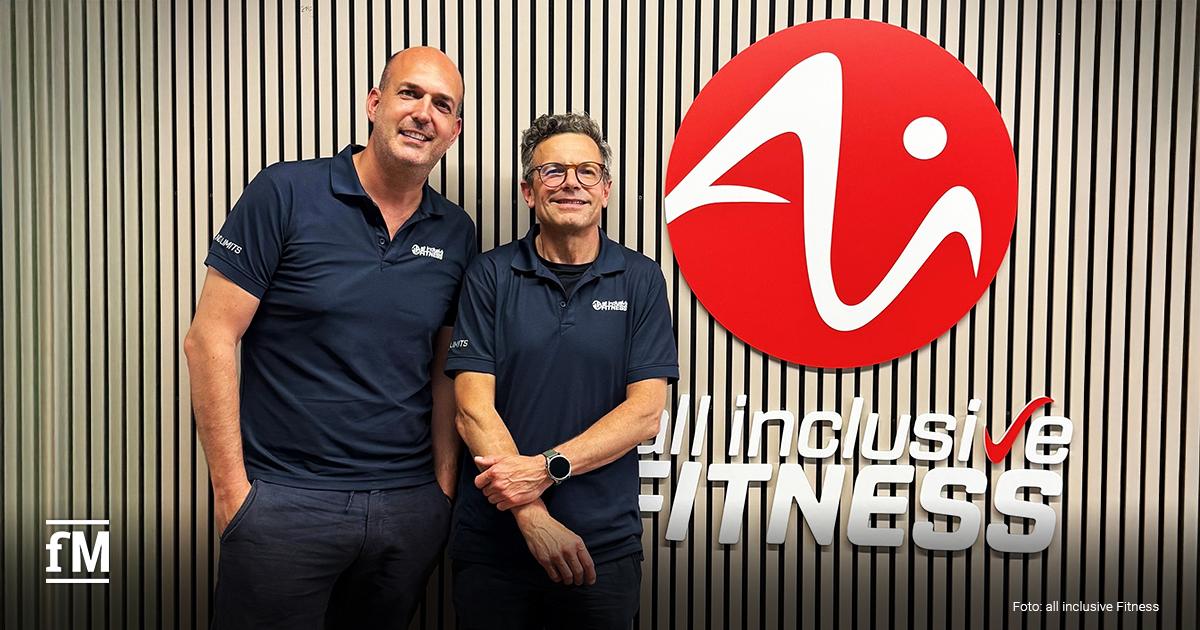 Neuer ai Fitness CFO Stephan Schulan und Jobst Müller-Trimbusch vor dem Logo von all inclusive Fitness