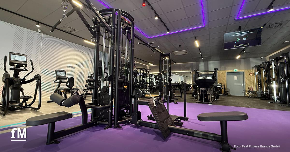Trainingsfläche mit Kraft- und Ausdauergeräten sowie violettem Boden Bildquelle: Eine belastbare Bildquelle wurde nicht mitgeliefert.