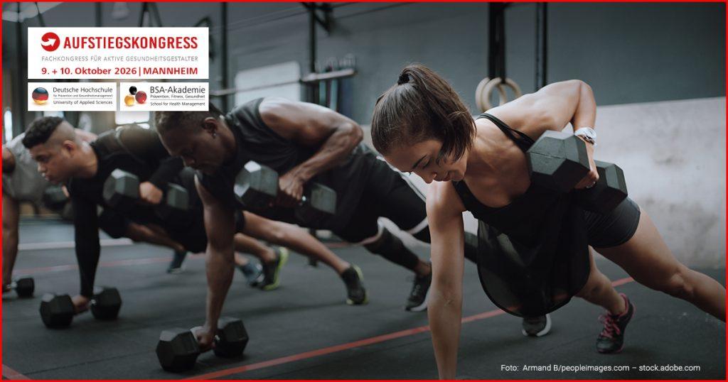 Drei Personen trainieren mit Kurzhanteln in einem Fitnessstudio.