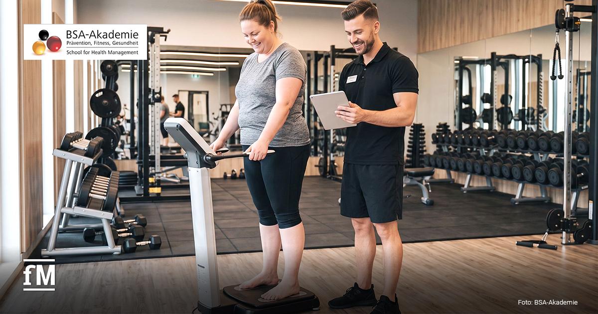 GLP-1-Webinar BSA DHfPG Frau auf einer Körperanalysewaage, neben ihr ein Trainer mit Tablet in der Hand. Die beiden befinden sich im Fitnessstudio.