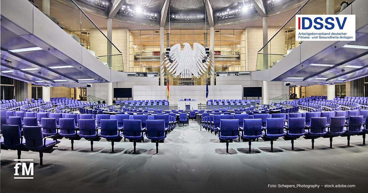 Zuckergetränkesteuer DSSV Großer Plenarsaal mit blauen Sitzreihen, Rednerpult und Bundesadler unter einer gläsernen Kuppel und DSSV-Logo rechts oben.