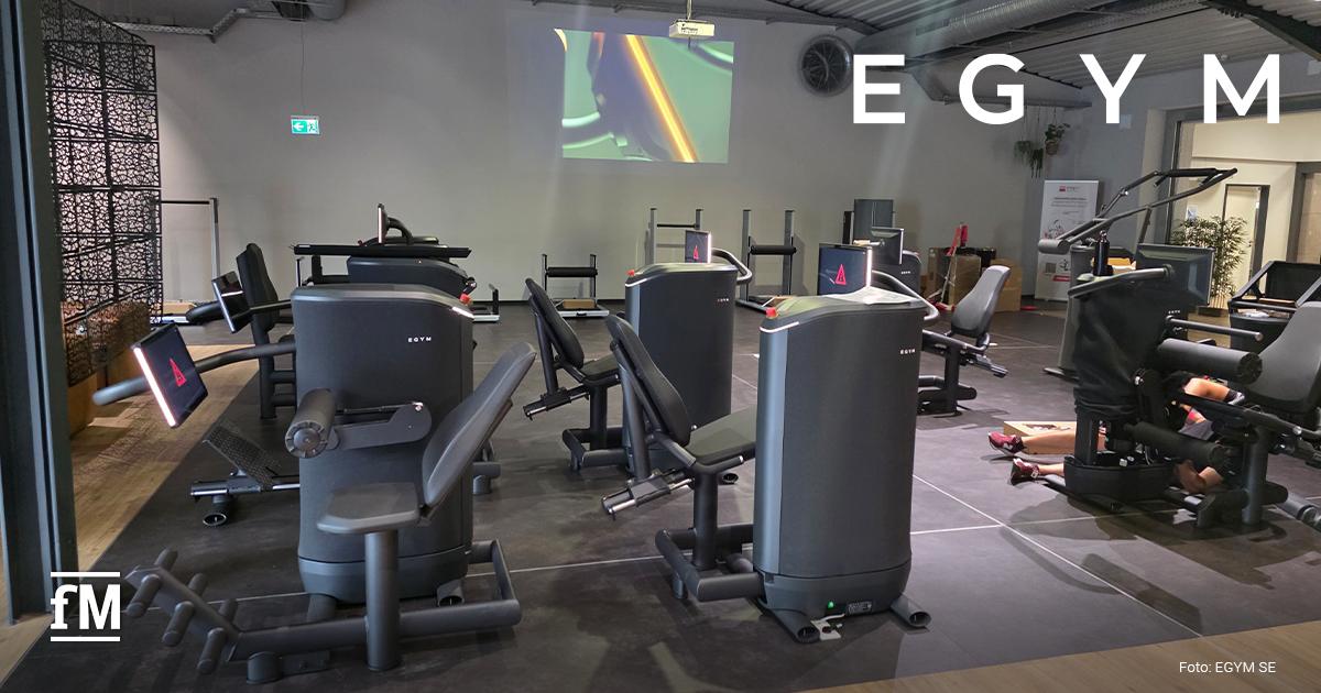 EGYM Smart Strength Series 3 EGYM-Trainingsgeräte stehen auf einer dunklen Trainingsfläche