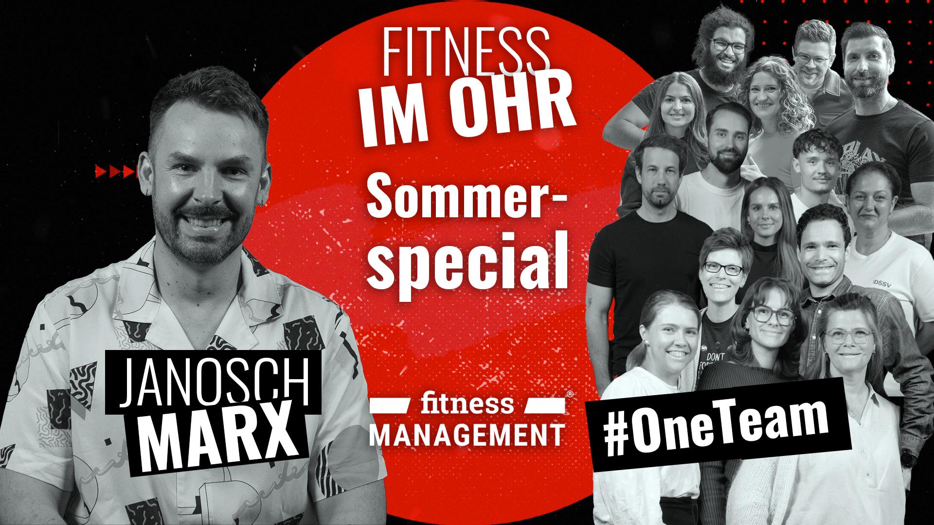 Fitness im Ohr Sommerspecial Links ist Janosch Marx abgebildet. Rechts stehen fünfzehn Personen wie auf einer Treppe hintereinander aufgestellt. In der Mitte stehen „FITNESS IM OHR“, „Sommerspecial“ und das Logo von fitness MANAGEMENT. Unten sind „JANOSCH MARX“ und „#OneTeam“ zu lesen.