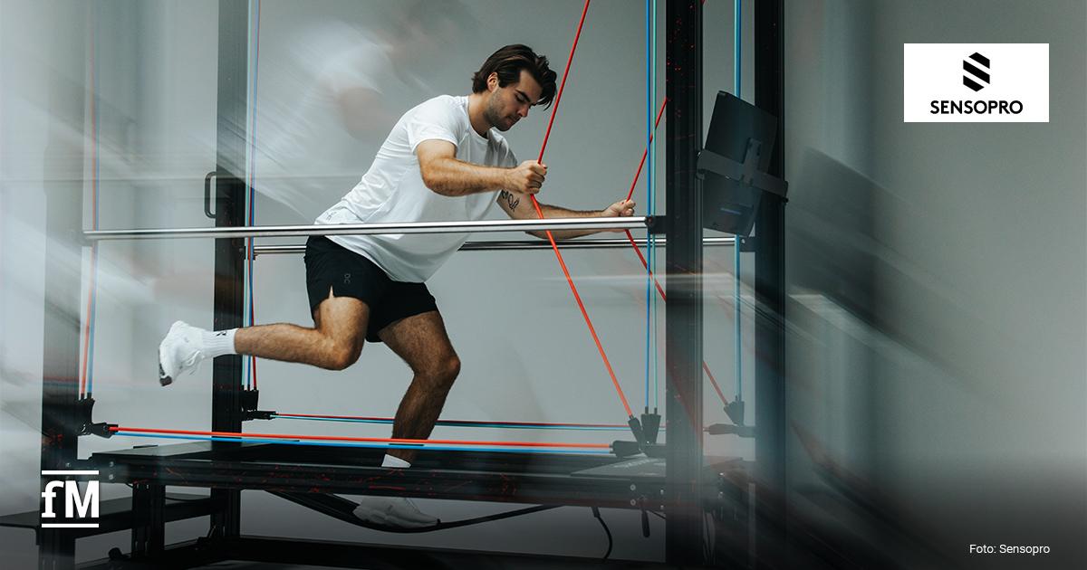 Sensopro und Nico Hischier starten Partnerschaft Mann trainiert auf einem Sensopro-Gerät mit elastischen Widerstandsbändern