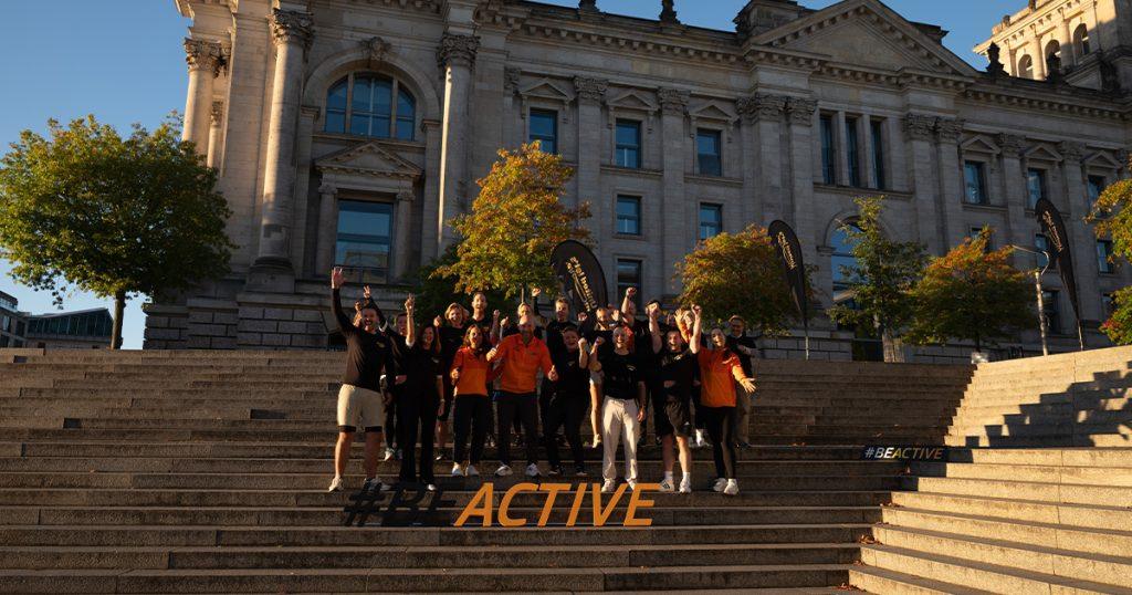 Gruppenfoto beim parlamentarischen Workout vor dem Reichstagsgebäude in Berlin.