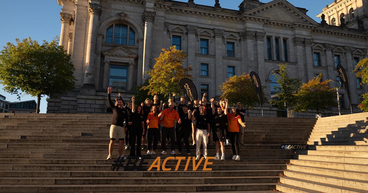 Parlamentarisches Workout vor dem Reichstag Gruppenfoto beim parlamentarischen Workout vor dem Reichstagsgebäude in Berlin.