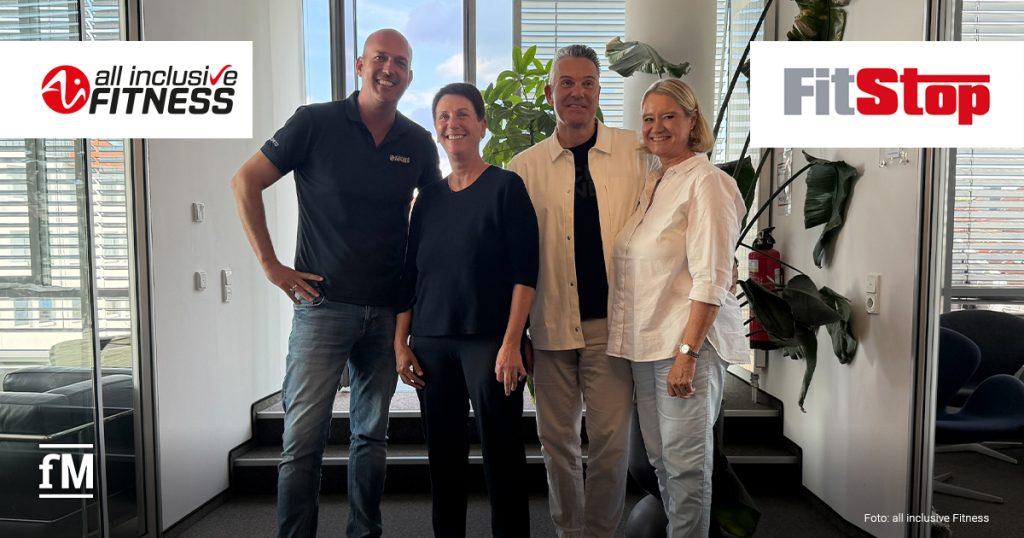 Vier Personen (Stephan Schulan, Doris Gartner, Dr. Stefan Rauscher & Stefani Rauscher) stehen gemeinsam in einem hellen Büroraum vor einer Fensterfront