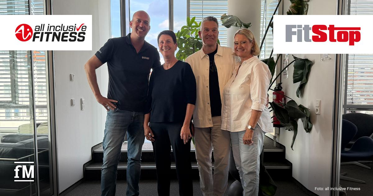 all inclusive Fitness übernimmt fünf FitStop-Clubs Vier Personen (Stephan Schulan, Doris Gartner, Dr. Stefan Rauscher & Stefani Rauscher) stehen gemeinsam in einem hellen Büroraum vor einer Fensterfront
