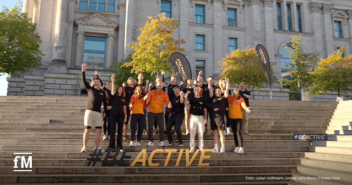 Parlamentarisches Workout vor dem Reichstag Gruppenfoto beim parlamentarischen Workout vor dem Reichstagsgebäude in Berlin.