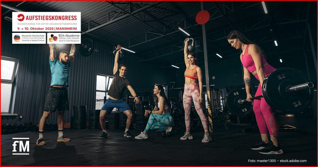 Junge Erwachsene trainieren gemeinsam mit Langhanteln und Kettlebells in einem Fitnessstudio.