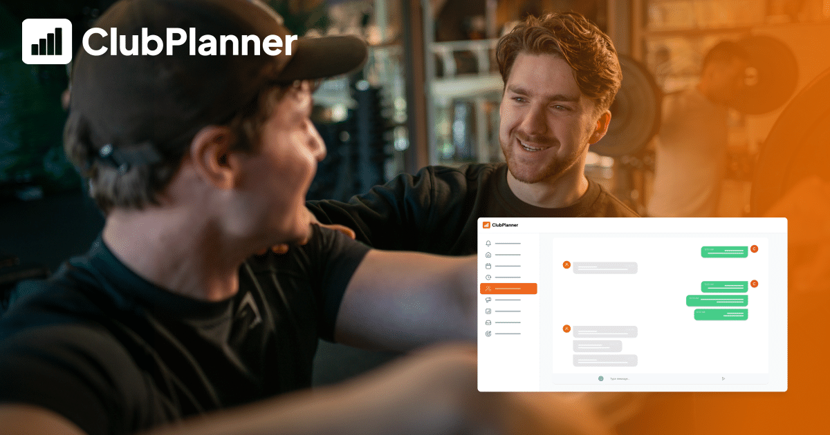 ClubPlanner Onboarding Mitgliederbindung Zwei Männer unterhalten sich an einem Trainingsgerät in einem Fitnessstudio.