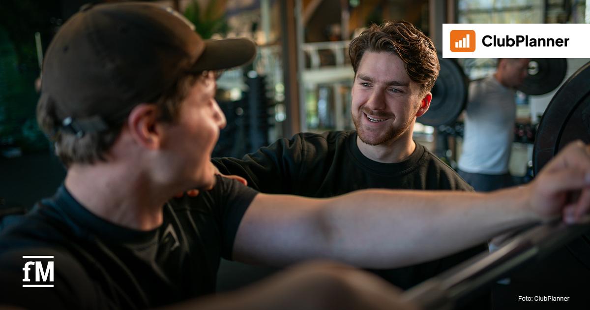 ClubPlanner Onboarding Mitgliederbindung Zwei Männer unterhalten sich an einem Trainingsgerät in einem Fitnessstudio