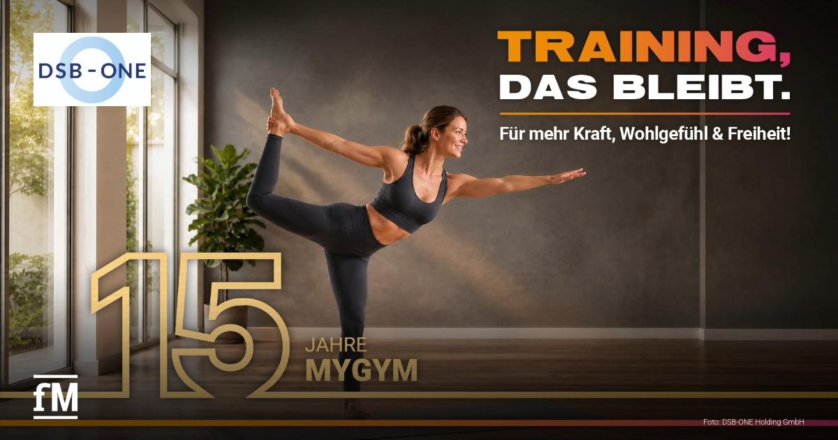 15 Jahre MYGYM Frau in Sportkleidung bei einer Balanceübung, daneben DSB-ONE Logo und Schriftzug „15 Jahre MYGYM“