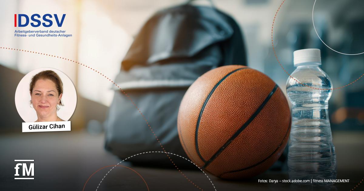 Jugendarbeitsschutz im Fitnessstudio Basketball, Wasserflasche, DSSV-Logo und Porträt einer Frau vor unscharfem Studiohintergrund.