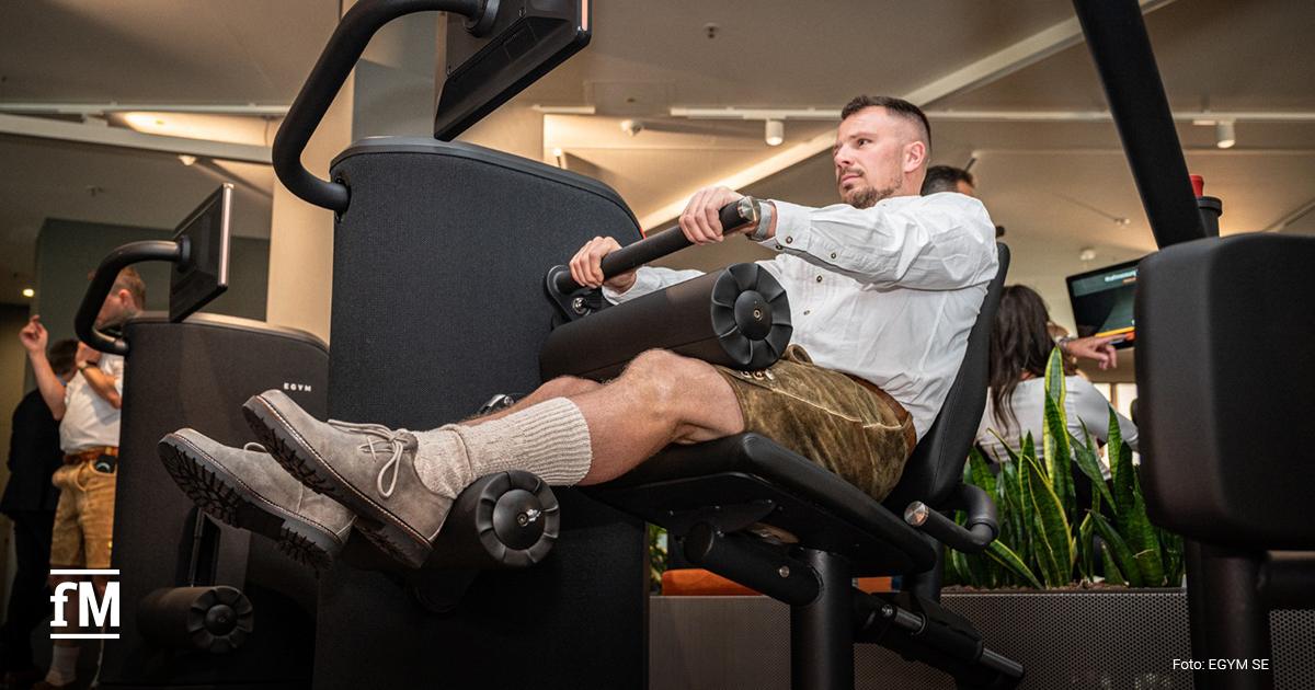 Teilnehmer beim Testen im EGYM-Showroom
