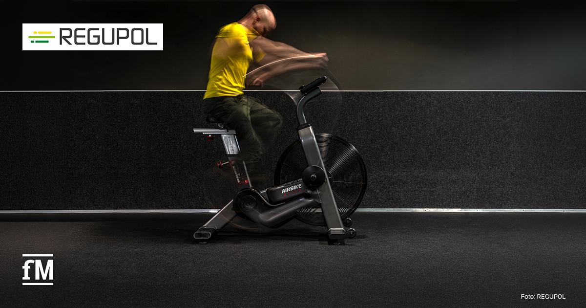 REGUPOL everroll Person trainiert auf einem Airbike vor einer dunklen Wand.