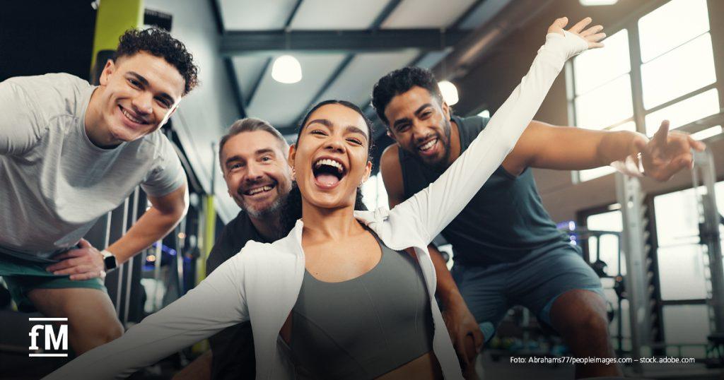 Vier Mitglieder beim gemeinsamen Training im Fitnessstudio.