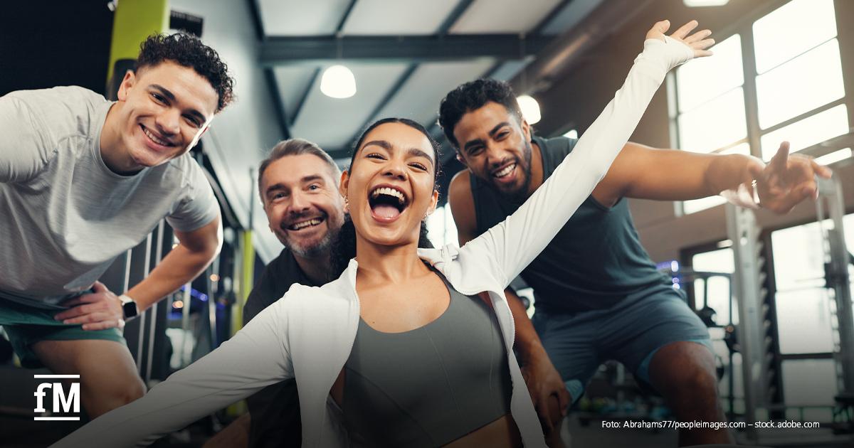 Studios als sozialer Raum – Training, Community und Wellbeing Vier Mitglieder beim gemeinsamen Training im Fitnessstudio.