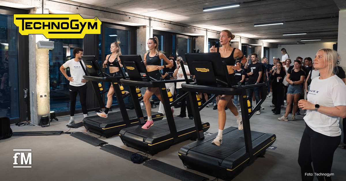 Technogym RUN X Challenge Drei Läuferinnen laufen auf Technogym-Laufbändern vor Publikum in einem Veranstaltungsraum