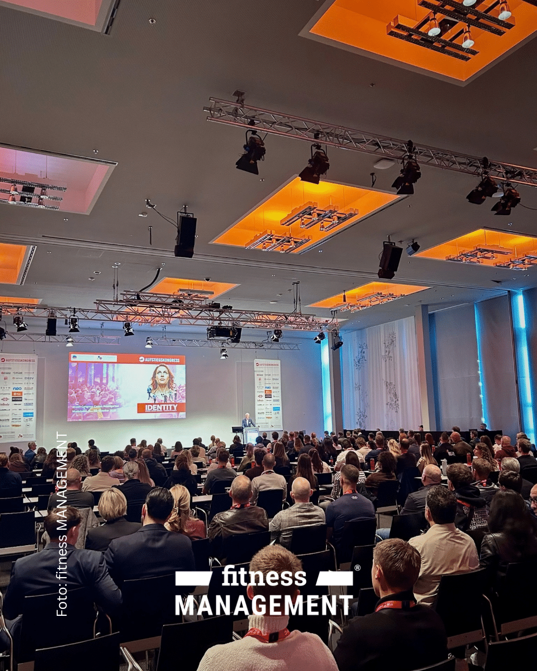 Blick in einen großen, gut besuchten Vortragssaal beim Aufstiegskongress 2026 mit Bühne, Präsentationsleinwand und zahlreichen sitzenden Teilnehmenden.