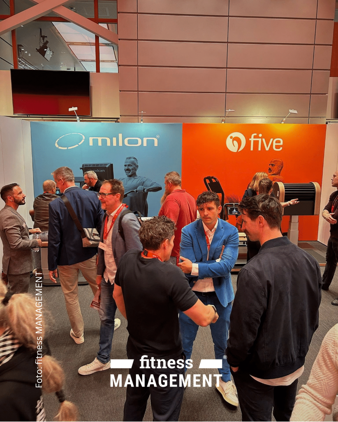 Trainingstechnologien im Mittelpunkt: Die Ausstellungsfläche von milon und five bot Raum für Produktinformationen und persönliche Fachgespräche.