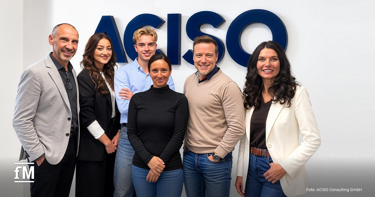 ACISO Consulting verstärkt sein Team Sechs Personen stehen nebeneinander vor einer Wand mit dem ACISO-Logo