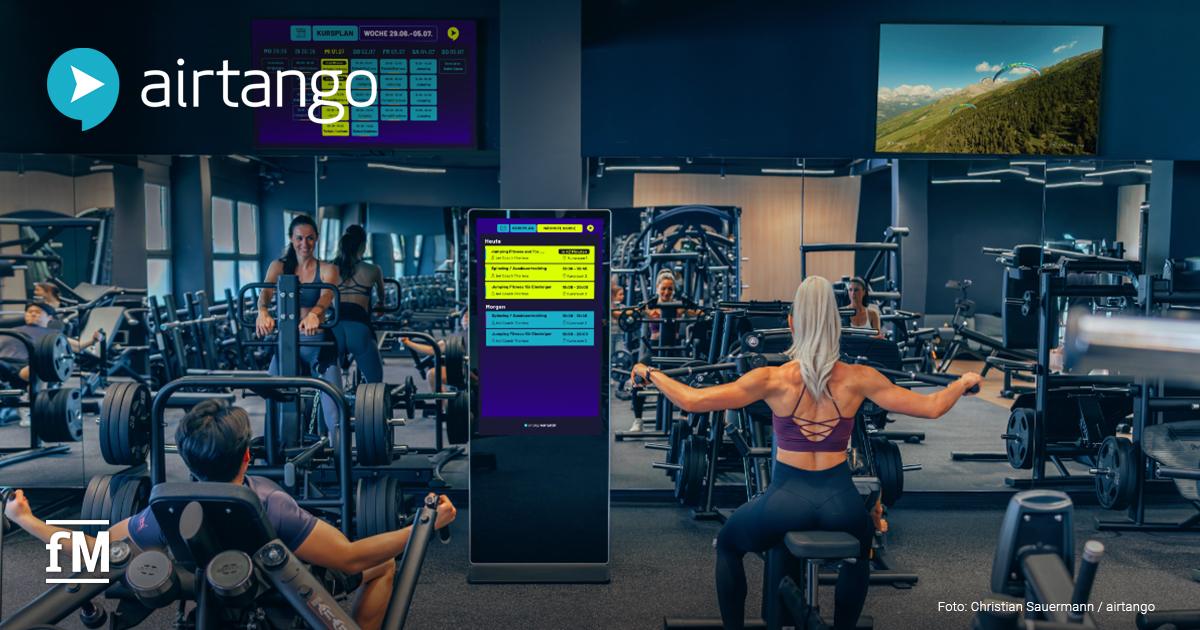 airtango Navogator Kursplan TV-Screen Fitnessstudio mit Trainierenden, digitalen Kursplananzeigen und einer Navigator-Stele von airtango