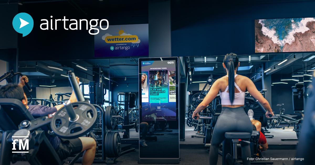 airtango Digitale Mitgliederkommunikation Trainingsbereich mit Sportgeräten, Trainierenden, digitalen TV-Screens und einem interaktiven airtango Navigator.