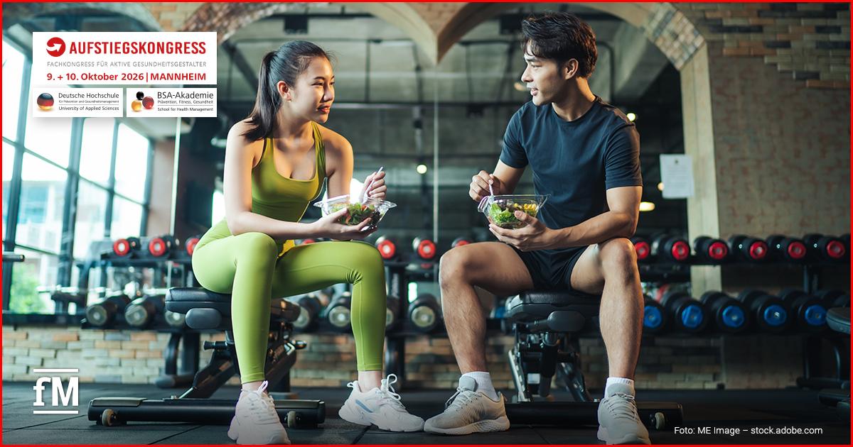 Aufstiegskongress 2026: Ernährungskompetenz Zwei Personen sitzen mit Salatschalen auf Trainingsbänken in einem Fitnessstudio