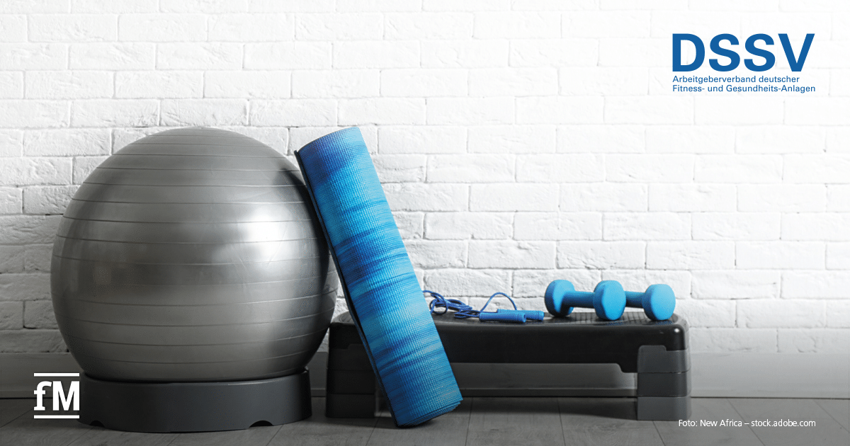 DSSV Corona-Hilfen Grauer Gymnastikball, blaue Trainingsmatte, Stepper und zwei Hanteln vor einer weißen Ziegelwand. Rechts oben das Logo des DSSV.