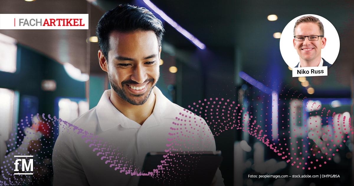 KPIs und KI im Fitnessstudio Mann mit Tablet im Fitnessstudio, daneben Porträt von Niko Russ und grafische Datenpunkte