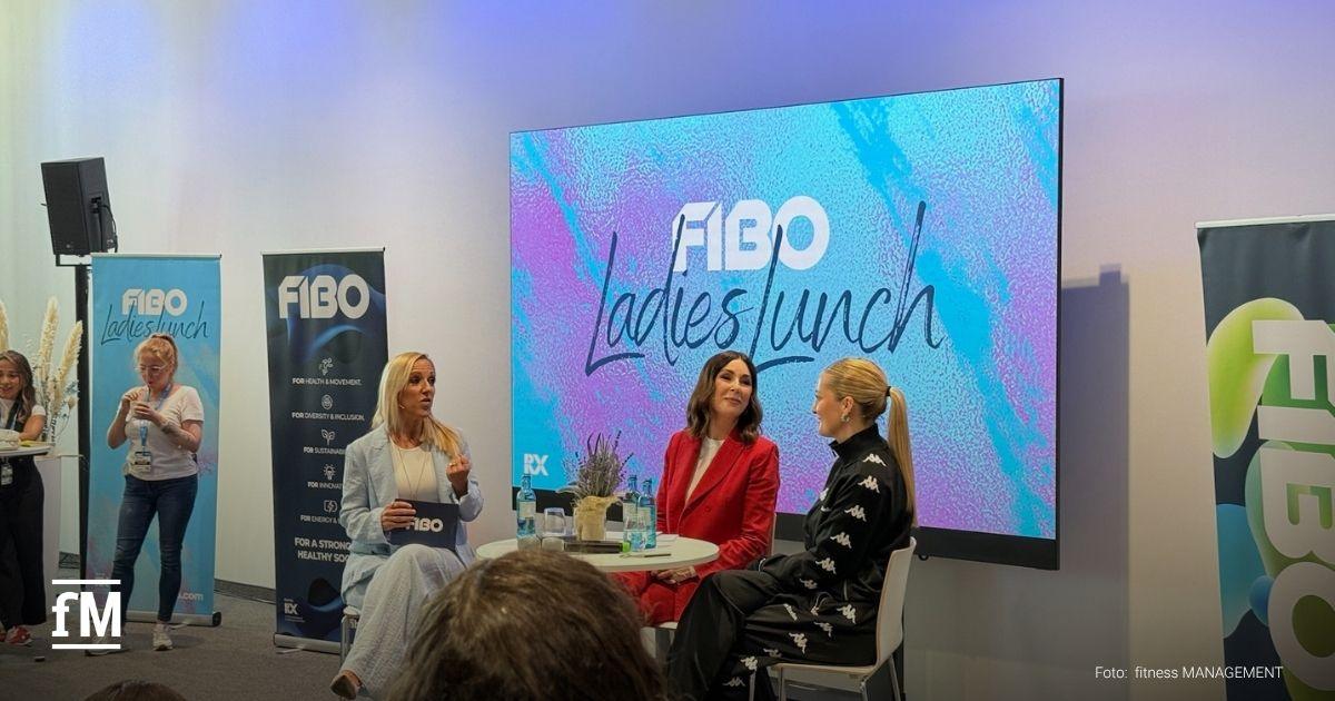FIBO 2027 Women’s Health Drei Frauen im Bühnengespräch beim FIBO Ladies Lunch vor einer großen Veranstaltungsleinwand