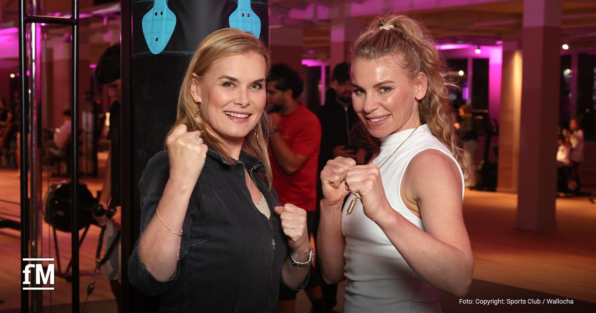 Schauspielerin Andrea Lüdke (links) und Boxerin Natalie Zimmermann posieren im Trainingsbereich des neuen Sports Club