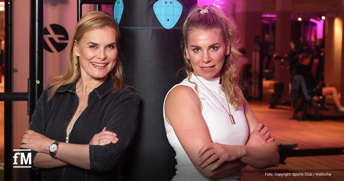 Andrea Lüdke und Natalie Zimmermann stehen mit verschränkten Armen vor einem Boxsack