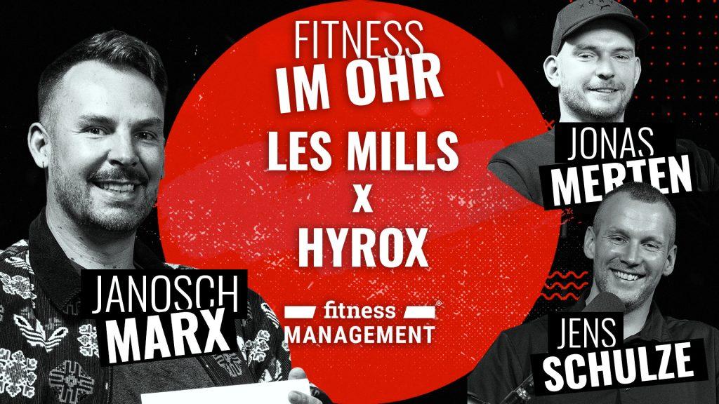 Schwarz-weiße Porträts von Janosch Marx, Jonas Merten und Jens Schulze vor rotem Hintergrund mit den Schriftzügen „Fitness im Ohr“ und „Les Mills x HYROX“