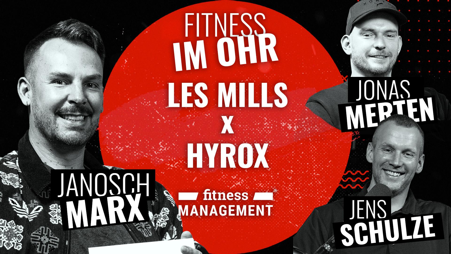Fitness im Ohr: Les Mills x HYROX Schwarz-weiße Porträts von Janosch Marx, Jonas Merten und Jens Schulze vor rotem Hintergrund mit den Schriftzügen „Fitness im Ohr“ und „Les Mills x HYROX“