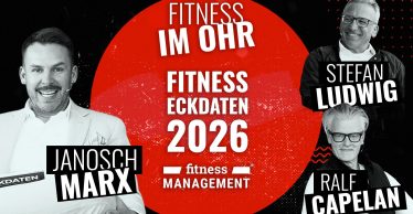 Schwarzrotes Podcastcover mit rotem Kreis in der Bildmitte und weißer Schrift in dem Kreis. Darin steht: Fitness im Ohr, Fitness-Eckdaten 2026. Links im Vordergrund Janosch Marx vor dunklem Hintergrund. Rechts Ralf Capelan und Stefan Ludwig vor schwarzem Hintergrund mit roten grafischen Elementen. Logo von fitness MANAGEMENT unten mittig.