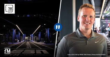 Zweiteiliges Bild: Links der moderne Functional-Bereich im ESN GYM by PRIME TIME fitness mit Sprintbahn, rechts Studiobetreiber Nils Kuprat im Interviewsetting im Gym.