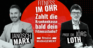 Janosch Marx und Prof. Dr. Jörg Loth neben dem Schriftzug „Fitness im Ohr – Zahlt die Krankenkassen bald dein Fitnessstudio?“
