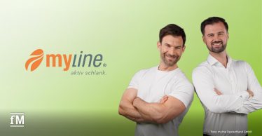 myshape von myline Zwei Männer stehen vor grünem Hintergrund mit dem myline Logo und Schriftzug 'aktiv schlank'.