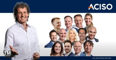 Vor neutralem Hintergrund sind mehrere Personen der ACISO CONSULTING GmbH in Porträtaufnahmen angeordnet, links steht Henning Vetter frontal, rechts weitere Berater:innen in Reihenanordnung.