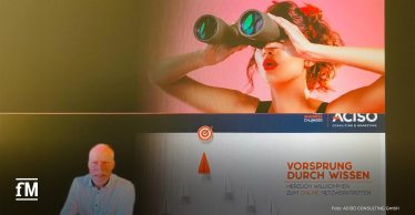 Geteiltes Bild mit zwei Szenen: Oben eine Frau mit roten Lippen und hochgestecktem Haar, die mit einem Fernglas in die Ferne blickt; daneben das ACISO-Logo. Unten ein Screenshot eines Online-Meetings mit einem Mann (Moderator Thomas Taimer) in hellem Hemd und einem Banner mit der Aufschrift 'Vorsprung durch Wissen – Herzlich willkommen zum Online-Netzwerktreffen'