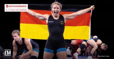 Eine erfolgreiche deutsche Ringerin jubelt mit der Deutschlandfahne in den Händen. Im Hintergrund laufen weitere Szenen aus Ringkämpfen.
